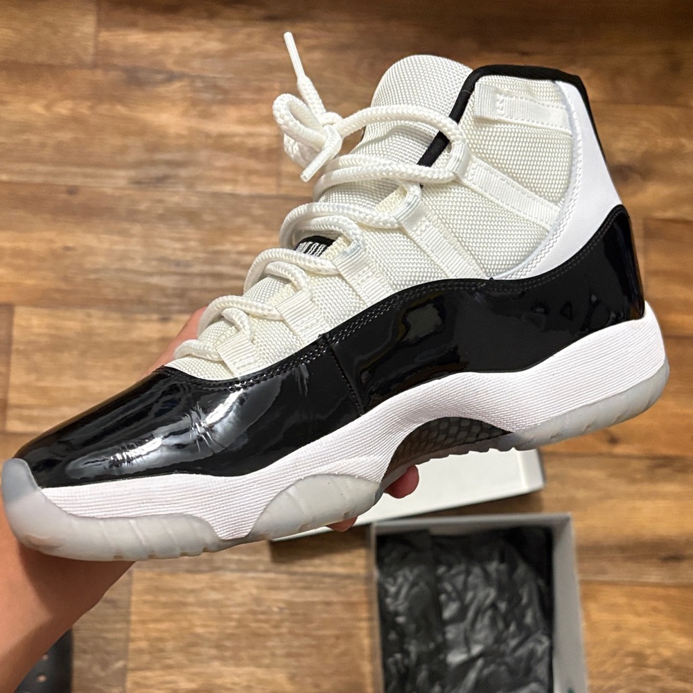 Nike Air Jordan 11 Retro Box in Black and White - Picture 7 of 11